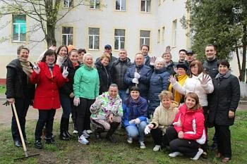 Сотрудники регионального минздрава приняли активное участие в благоустройстве территории Детской областной больницы