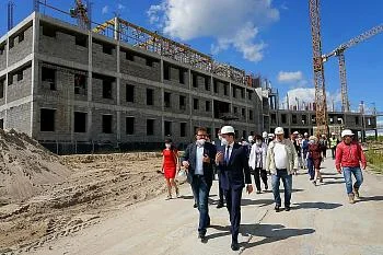 Антон Алиханов проверил ход строительных работ на медицинских объектах